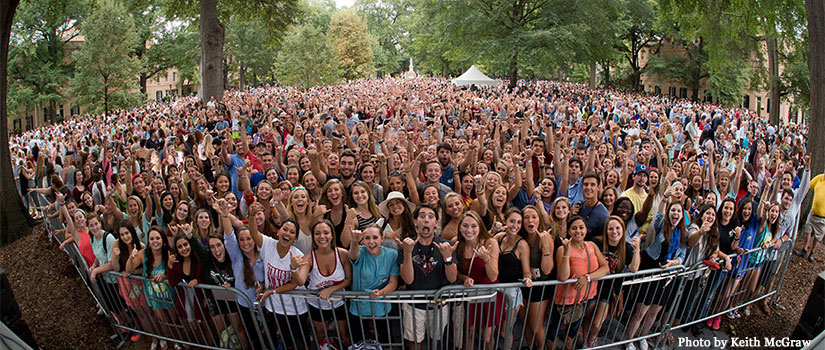 Students gathered on the Horseshoe for a performance by J-school alumni Darius Rucker and Mark Bryan.
