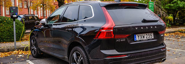 Banner Image of a Volvo SUV charging