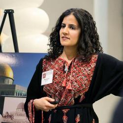 Asma Jaber makes a presentation for her startup mobile app, PIVOT, that will help users learn the history of a place through photos and other information.  (Photo by Evgenia Eliseeva)