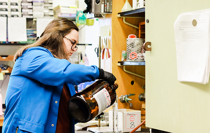 Grace Thaggard mixes chemicals in lab