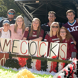 students holding a homecoming sign