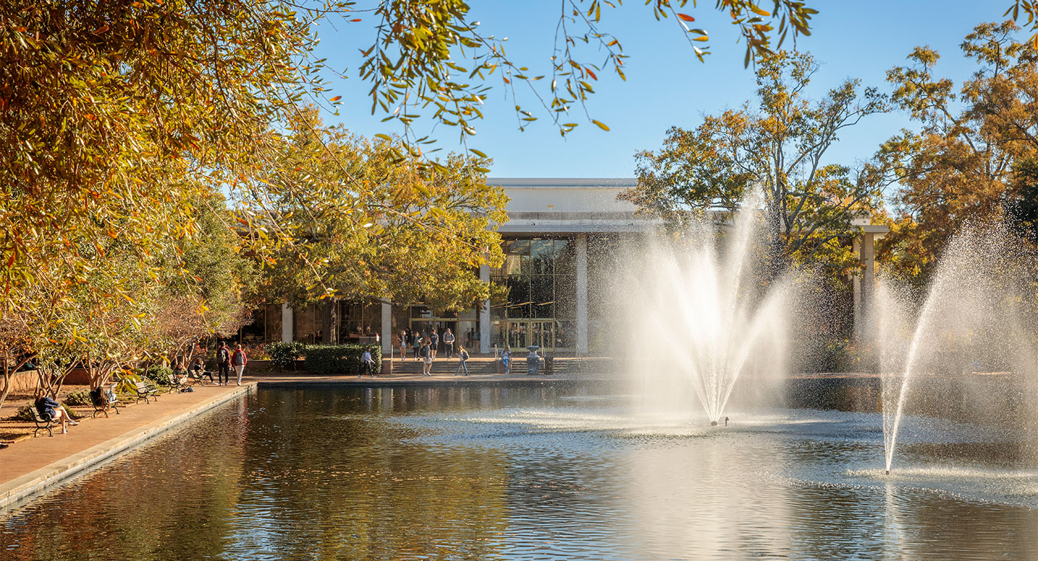 fountain outside of Thomas Cooper Library