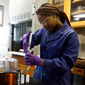 Student in a lab at Baruch Institute. 