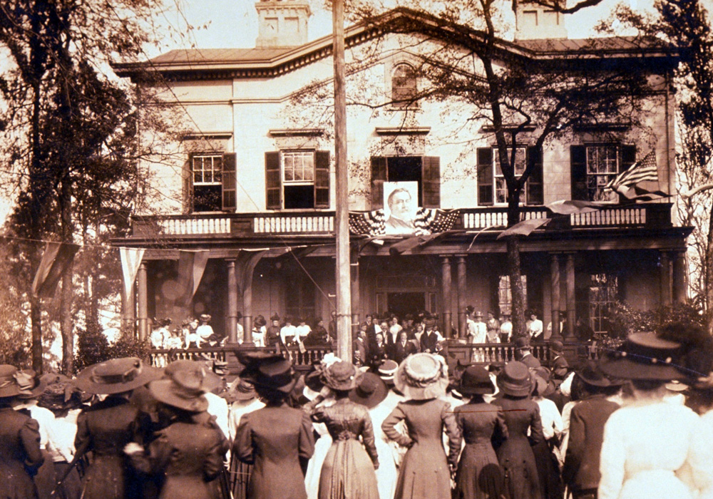 President William Howard Taft speaking to a crowd on the horseshoe