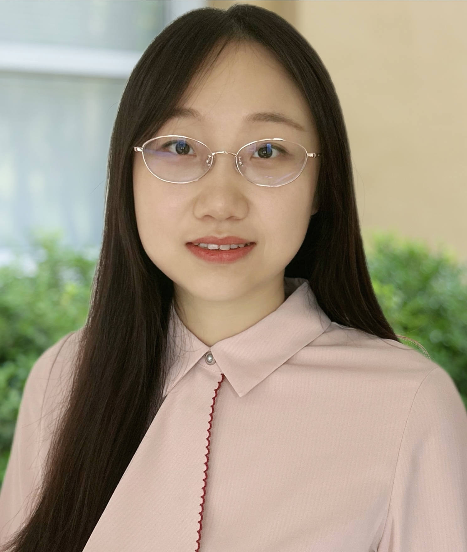 woman wiht glasses on smiling