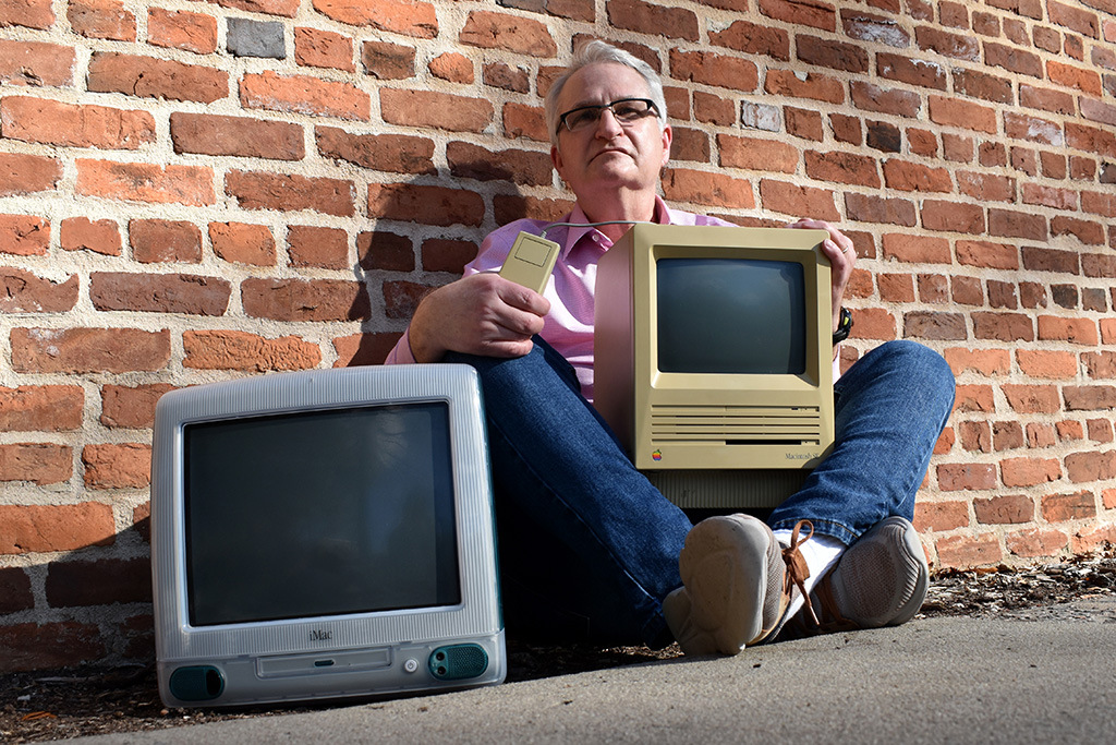 Scott Farrand is a long-time Macintosh computer user.