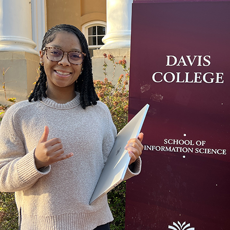 Chloe Willis headshot