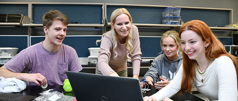 Silke Henrich and students in a lab course