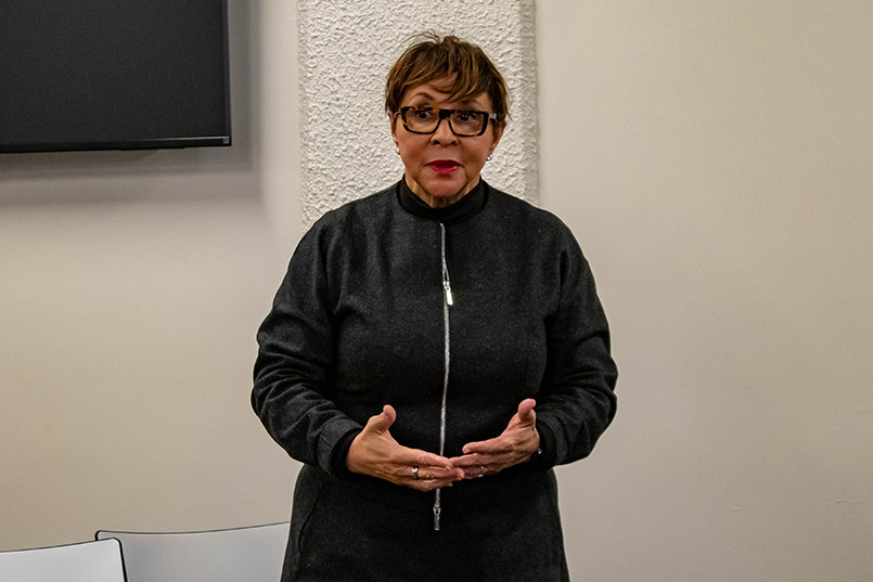Executive in residence Sheila Johnson speaks to her class.