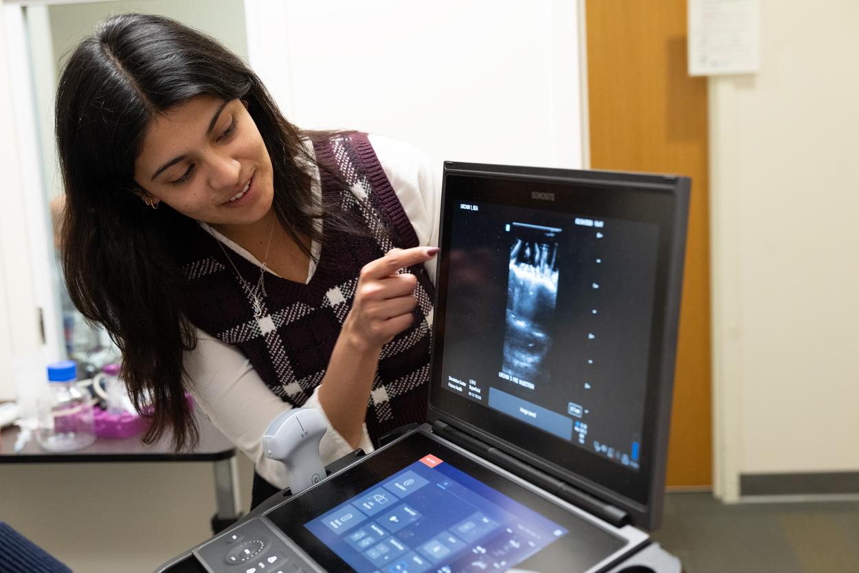 Khushi Bimbrahw, M1, analyzes ultrasound imaging.