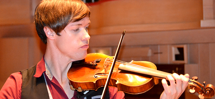 Sean Heely playing the violin