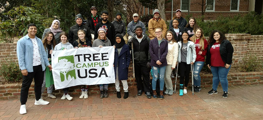 Students and staff at a previous Arbor Day at USC service event