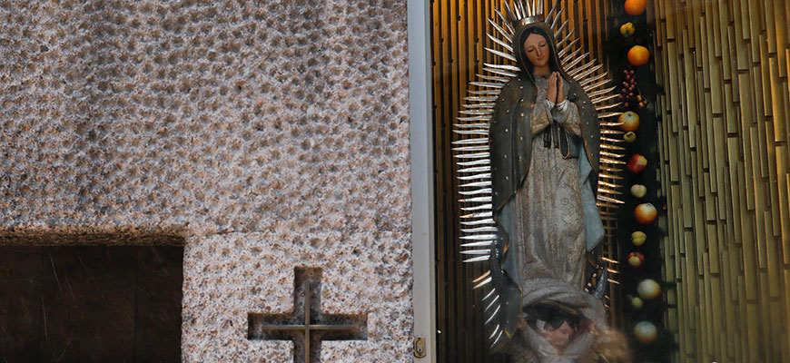  en staty av Jungfru av Guadalupe, vid Basilica of Our Lady of Guadalupe, i Mexico City.