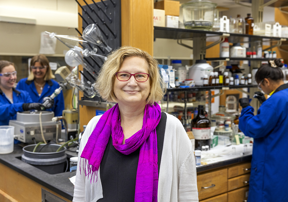 Photo of Linda Shimizu in a laboratory.