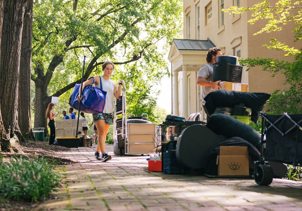 student carrying in move-in items on the horseshoe