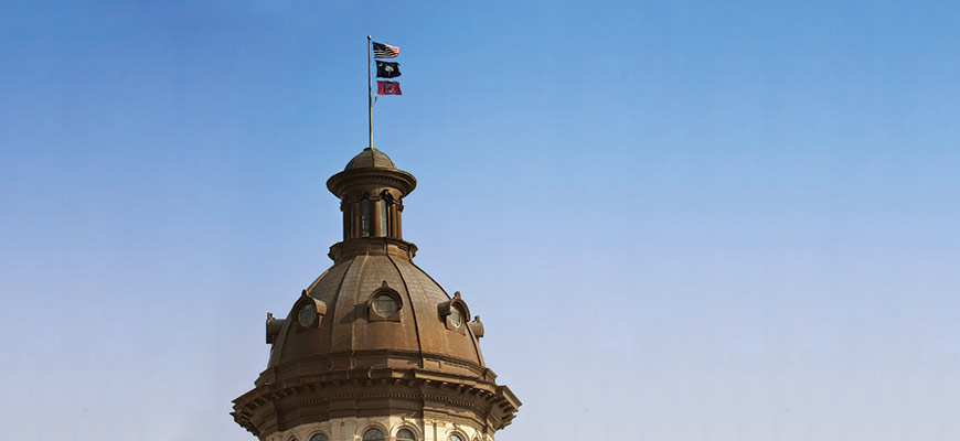 Le dôme au sommet de la State House arbore le drapeau américain, le drapeau de l'État SC et un drapeau sur le thème de l'UofSC