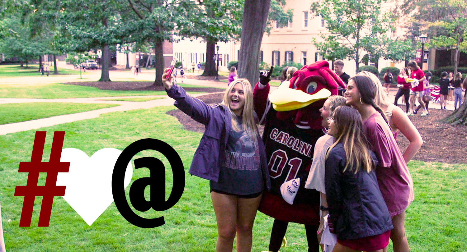 Students posing on the Horseshoe taking a selfie with Cocky