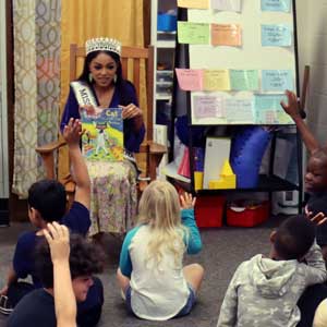 Miss South Carolina USA 2022 reads to children in classroom
