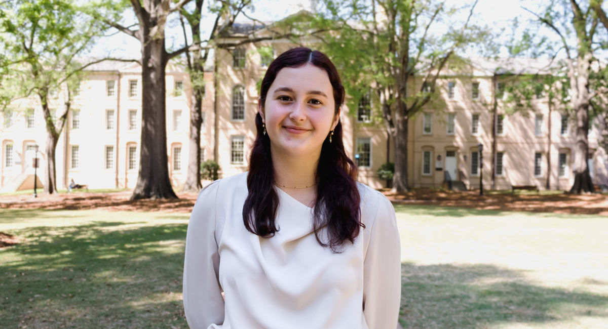 A portrait Emma Mason standing on the USC horseshoe.