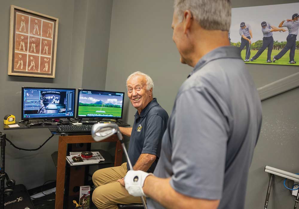 Former USC golf coach and MAP Lab consultant Puggy Blackmon analyzes a golfer’s  swing.