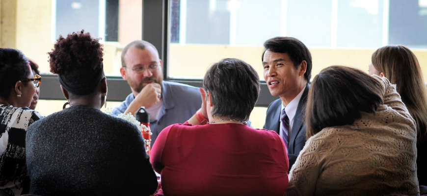 Dean Oh meets with faculty members.