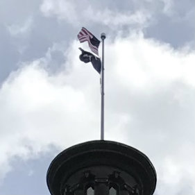 American and South Carolina flags on top of the South Carolina State House
